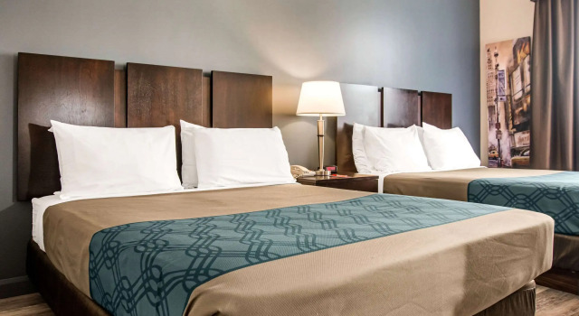 Четырёхместный номер Standard Econo Lodge Inn & Suites