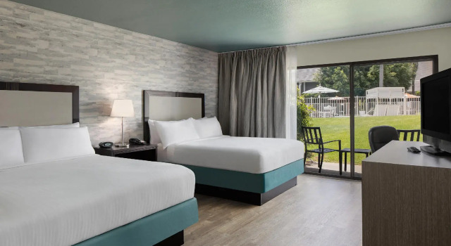 Четырёхместный номер Standard с видом на бассейн Carlsbad by the Sea Hotel