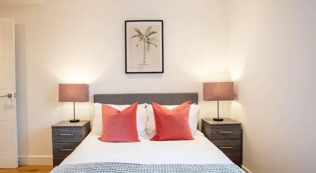 One Bed - Queensmere Shopping Centre by Belvilla