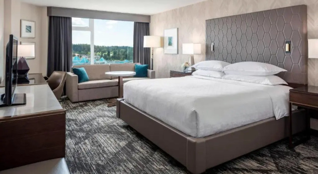 Номер Deluxe Sheraton Vancouver Guildford Hotel