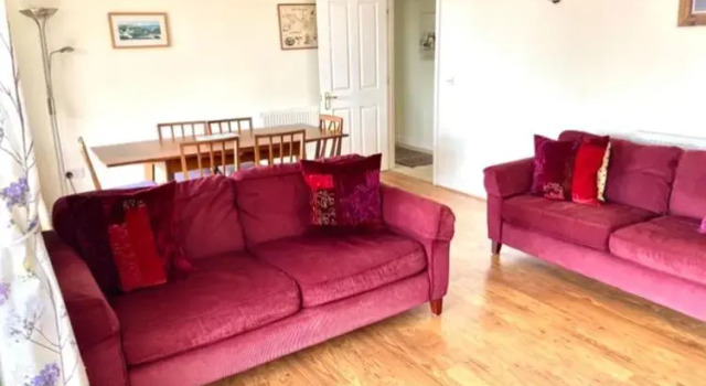 Fantastic spacious house with beautiful panoramic views of the bay Only a few minutes walk from beach harbour and restaurants This house has 3 bedrooms 3 bathrooms and 2 lovely sitting rooms, Забронировать Отель Лайм-Риджис Jurassic Coast, рядом с Church Cliff Beach