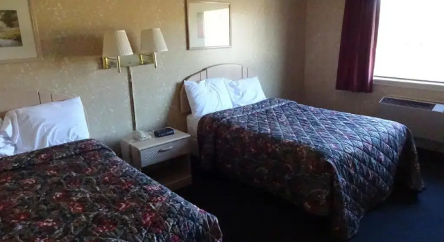 Четырёхместный номер Standard Hilltop Express Inn