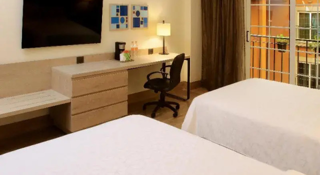 Четырёхместный номер Standard с балконом Holiday Inn Express Torreon by IHG