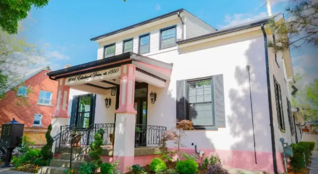 Detached Victorian Style Tiny Home - Long Stays U7, Varaa Lomakoti Burlington 