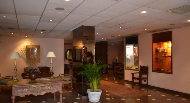Maria Angola Hotel & Centro de Convenciones, Забронировать Отель Отели в центре Мирафлореса, в центре, Парковка