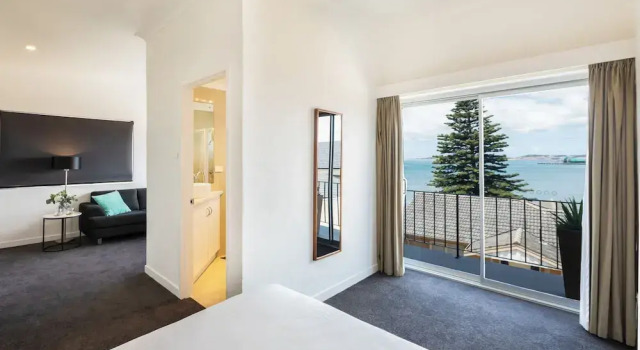 Люкс с балконом и с видом на океан Bay 10 - Suites and Apartments
