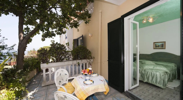 Двухместный номер Standard с балконом и с видом на море Hotel Giardino Delle Ninfe E La Fenice