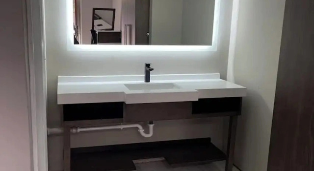 Двухместный люкс Deluxe с видом на горы Luxor Inn & Suites, a Travelodge by Wyndham