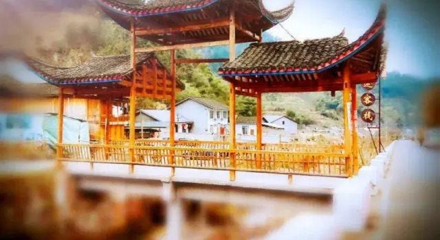 Кровать в общем номере Tongfu Inn