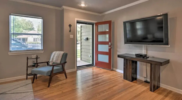 Коттедж Stylish Home - Walk to Texas Tech University!