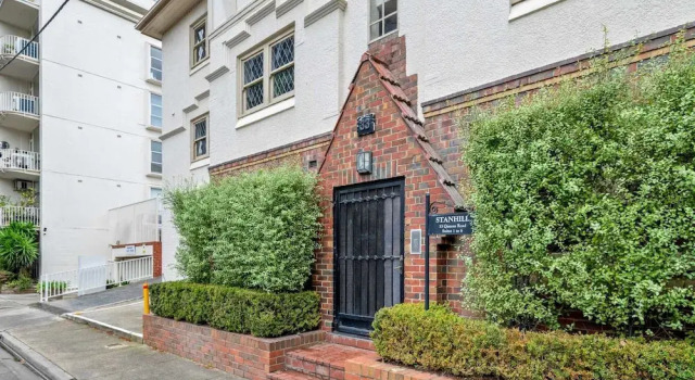 Charming 2-bed Apartment With Fireplace & Parking, Book Apartment Melbourne 