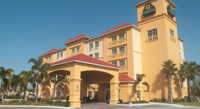 Кровать в общем номере La Quinta Inn & Suites by Wyndham Ft. Pierce