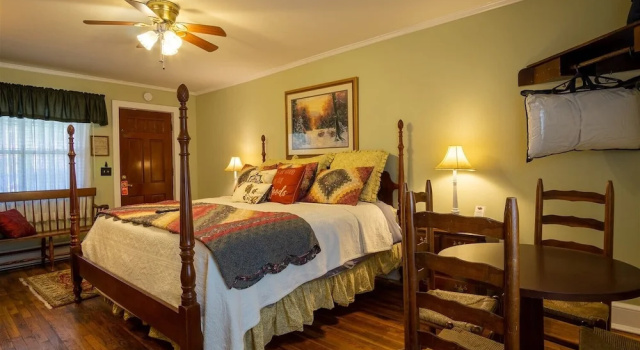 Двухместный номер Standard с балконом Hemlock Inn