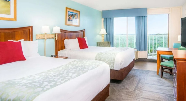 Четырёхместный номер Standard с балконом и с красивым видом из окна Ramada Plaza by Wyndham Nags Head Oceanfront