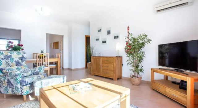 Lovely 2 bedroom apartment including pool, stunning ocean views & beach closeby, Rezerwuj Apartament Hotele w Algarve z parkingiem, Parking