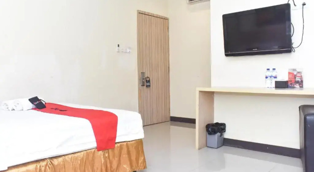RedDoorz Plus near Sultan Hasanuddin Airport, Prenota Hotel Hotel a Sulawesi con parcheggio, Parcheggio