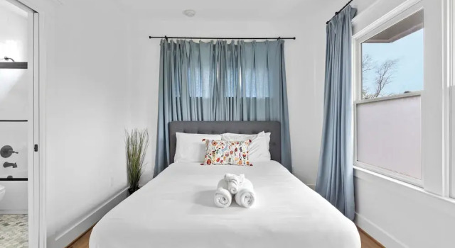 Апартаменты Deluxe Wonderful Getaway 1BR with Balcony Views