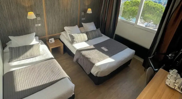Трёхместный номер Premium с видом на гавань The Originals Boutique, Hôtel Neptune, Montpellier Sud