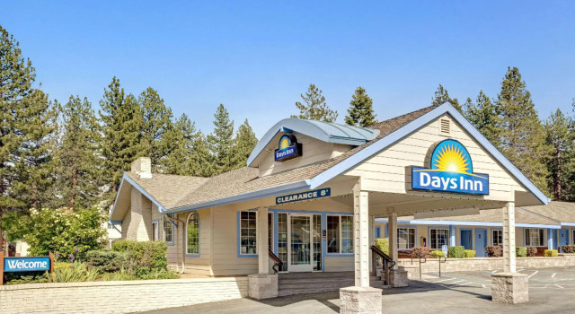 Кровать в общем номере Elevation Lodge