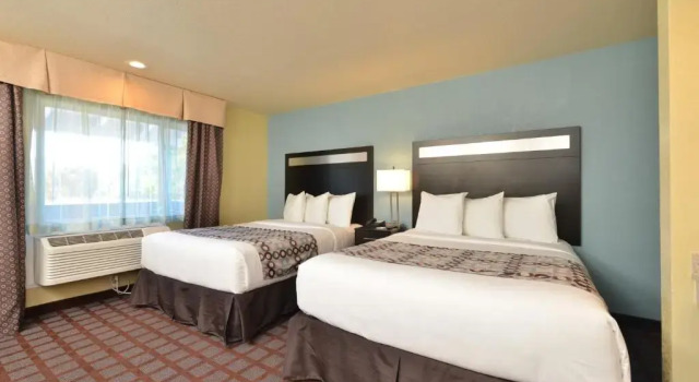 Четырёхместный номер Standard Avenue Inn Downtown District SLO