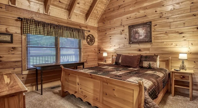 Er66 - Lil' Bit Of Heaven - Great Location. Close To All The Action! 1 Bedroom Cabin by RedAwning