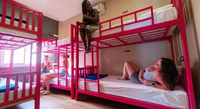Кровать в общем номере Slumber Pool Party Khao San