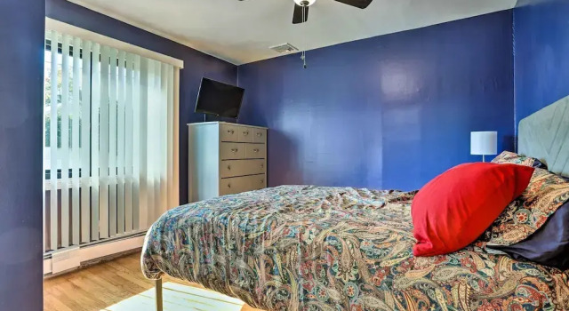 Vibrant Teaneck Home ~ 12 Mi to Manhattan!, 予約 バケーションホーム ティーネック Bergen County