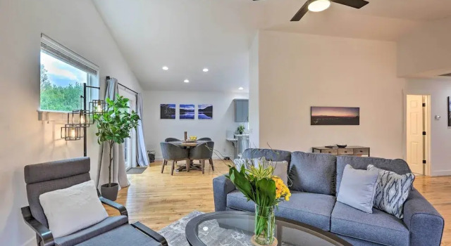 Pet-friendly Bend Home w/ Hot Tub & Patio!, Rezerwuj Hotel Bend Bachelor