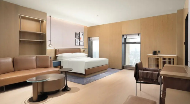 Люкс c 1 комнатой с видом на город Отель Four Points by Sheraton Chengdu Chunxi Road