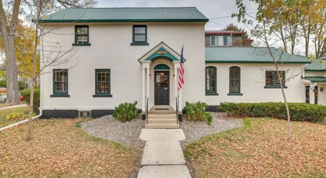 Charming Home: 3 Blocks to Winona State University, Varaa Lomakoti Hotellit Minnesota pysäköinnillä, Pysäköinti