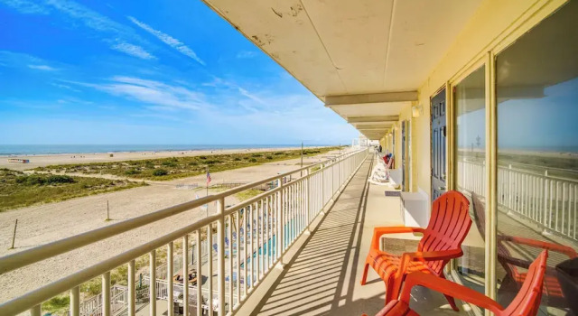 Sun-soaked Wildwood Getaway, 6 Mi to Cape May!