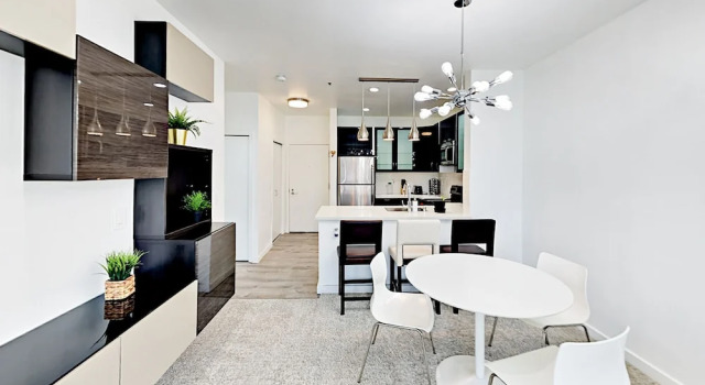 Modern 1br W/ Pool, Spa & Rooftop Deck 1 Bedroom Condo, Забронировать Курортный отель Беллтаун Сиэтл, рядом с Seattle Great Wheel