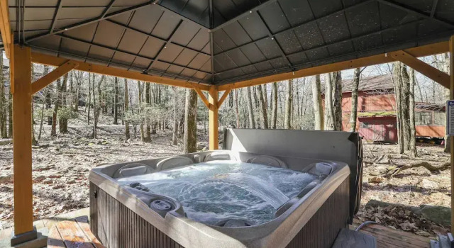 Коттедж Hot Tub + Sauna + Deck + Firepit + Beach Access + Near Dining Grateful Escape by Avantstay