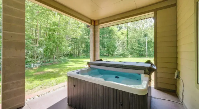 Коттедж Spacious House on Half Acre < 3 Mi to Beach!
