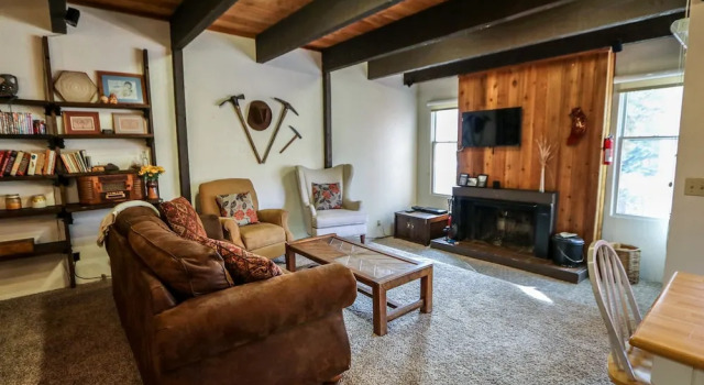 Val DIsere 6 Pet-Friendly Mountain Rustic Spacious Condo only Short Walk To The Village by RedAwning, Забронировать Апартаменты/квартира Маммот-Лейкс Маммот, рядом с Гондольный подъемник Вилидж