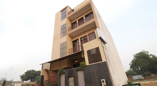 OYO 24879 Royal Taj Home Stay, Забронировать Отель Taj Ganj Таджгандж