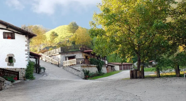 Casa Rural Lazkaoetxe, Rezerwuj Hotel Hotele w Baskonia z parkingiem, Parking