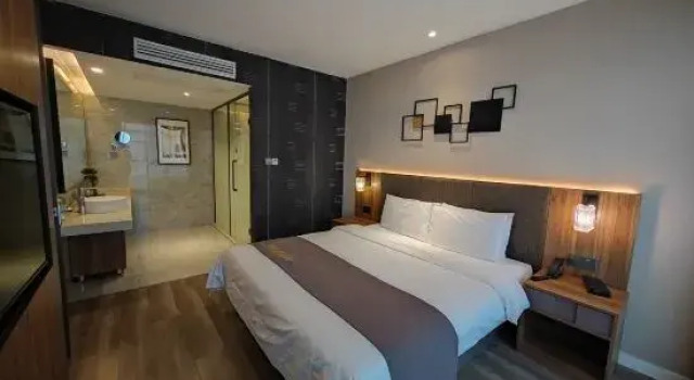 Люкс Homeinn Plus Hotel (Donghai Pedestrian Street Railway Station)