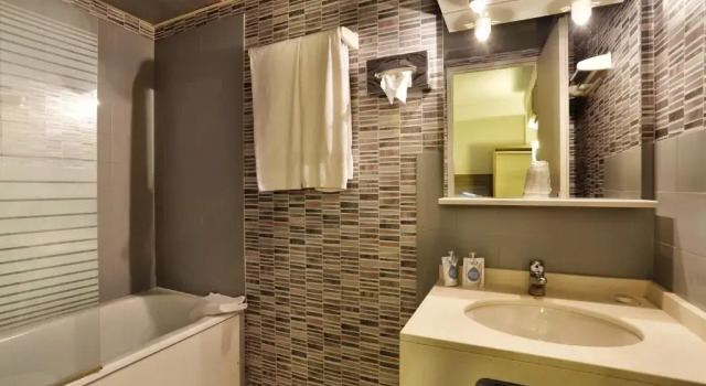 Четырёхместный номер Standard Hotel Kyriad Montauban