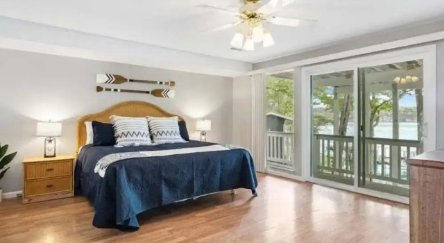 New! Lakefront Home -amazing Dock -22mm -sleeps 18
