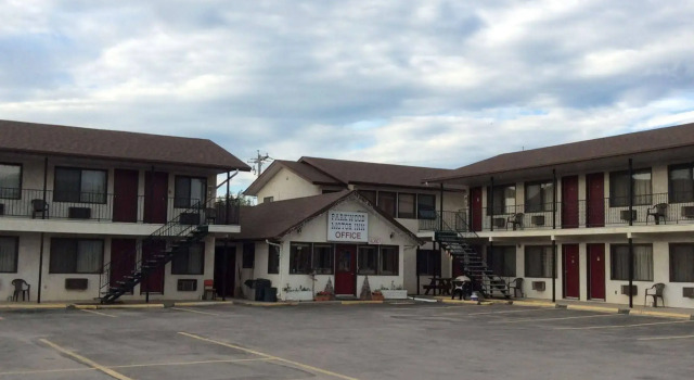 Parkwood Motor Inn, Book Hotel Hoteller i Sundre med parkering, Parkering
