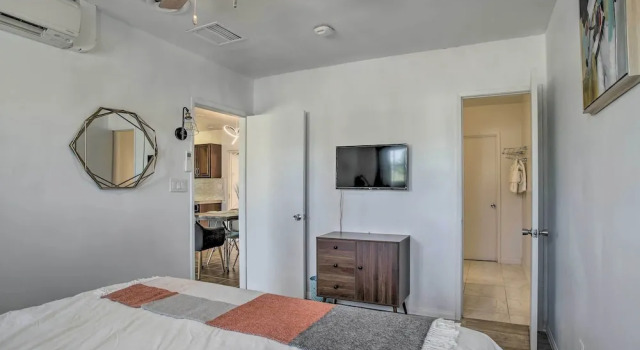 Chic Palm Springs Home w/ Patio, Grill & Yard, Забронировать Дом для отпуска Отели Палм-Спрингса с парковкой, рядом с Uprising Rock Climbing Center, Парковка