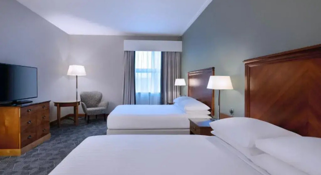 Четырёхместный номер Deluxe Delta Hotels by Marriott Heathrow Windsor