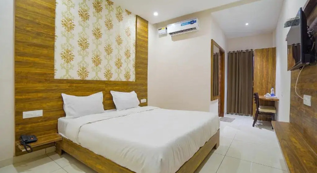 Номер Deluxe FabHotel HC Mohali Inn