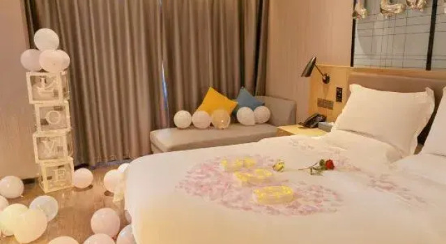 Люкс Lavande Holiday Hotel (Chongzhou Wanda High-speed Railway Station)