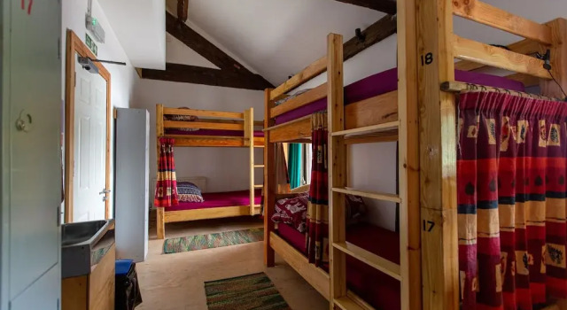 Holifield Farm Hostel, Book Landbrugsophold Helston Cornwall