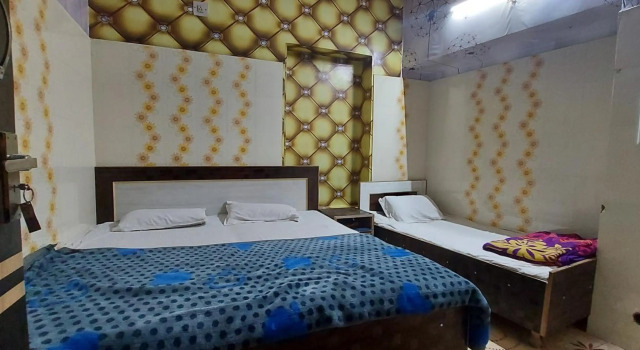 MJ Chawla Homestay double bed attached bathroom room, Book Hotel Amritsar Punjab