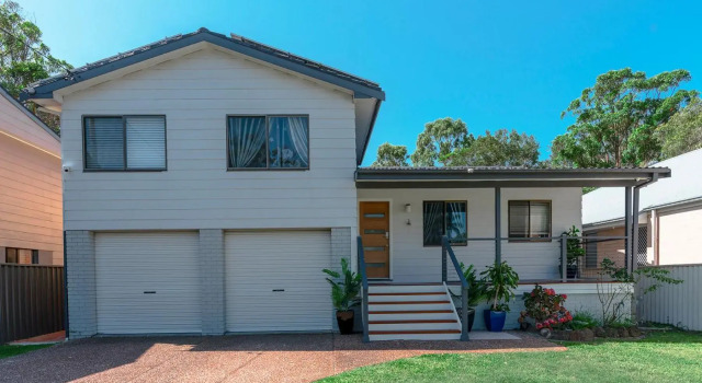 Getaway Lakefront Environmental House on Lake Macquarie with Water View