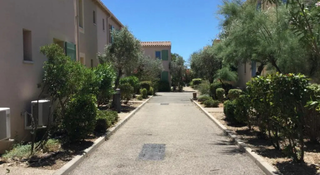 Коттедж pleasant gîte, with collective heated swimming pool, in the heart of the alpilles in mouriès, 4/6 people