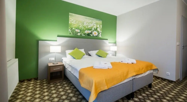 Hotel Nowy Zdrój - Centrum Zdrowia i Wypoczynku, Забронировать Отель Отели Поляница-Здруй с парковкой, рядом с Chess Park, Парковка